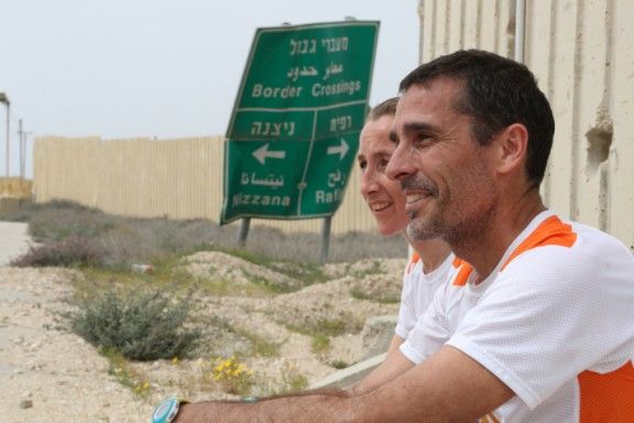 Louiise Brown i Xavi Manso després de recórrer els 60 Km pel perímetre de la Franja de Gaza
