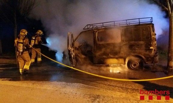 Bombers apaguen foc de la furgoneta incendiada a Les Margarides a Sant Esteve de Palautordera