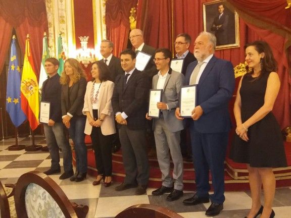 El regidor d'Arbúcies Antoni Ronda, a la dreta de la imatge, ha recollit el premi