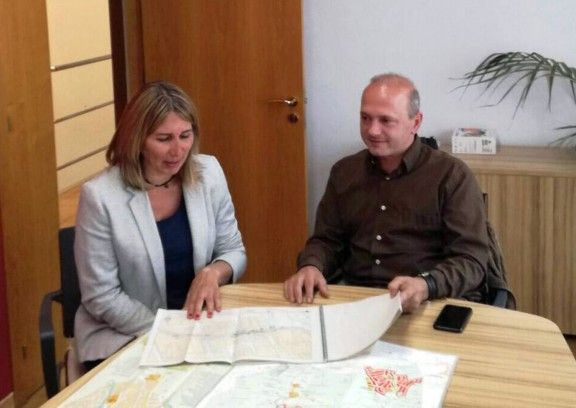 L'alcaldessa de Sant Pere de Vilamajor Pamela Isús amb el diputat de la Diputació de Barcelona Jordi Fàbrega