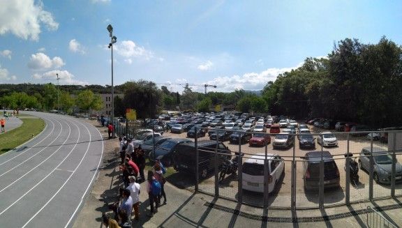 Cotxes aparcats aquest dissabte al voltant de les pistes d'atletisame de Sant Celoni