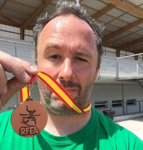 Marçal Cruz amb la medalla de bronze de Pentatló aconseguida a Logroño