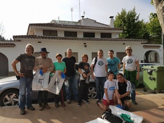 Alguns dels voluntaris de Vallgorguina que han participat aquest matí en la jornada Let's Clean  Up Europe!