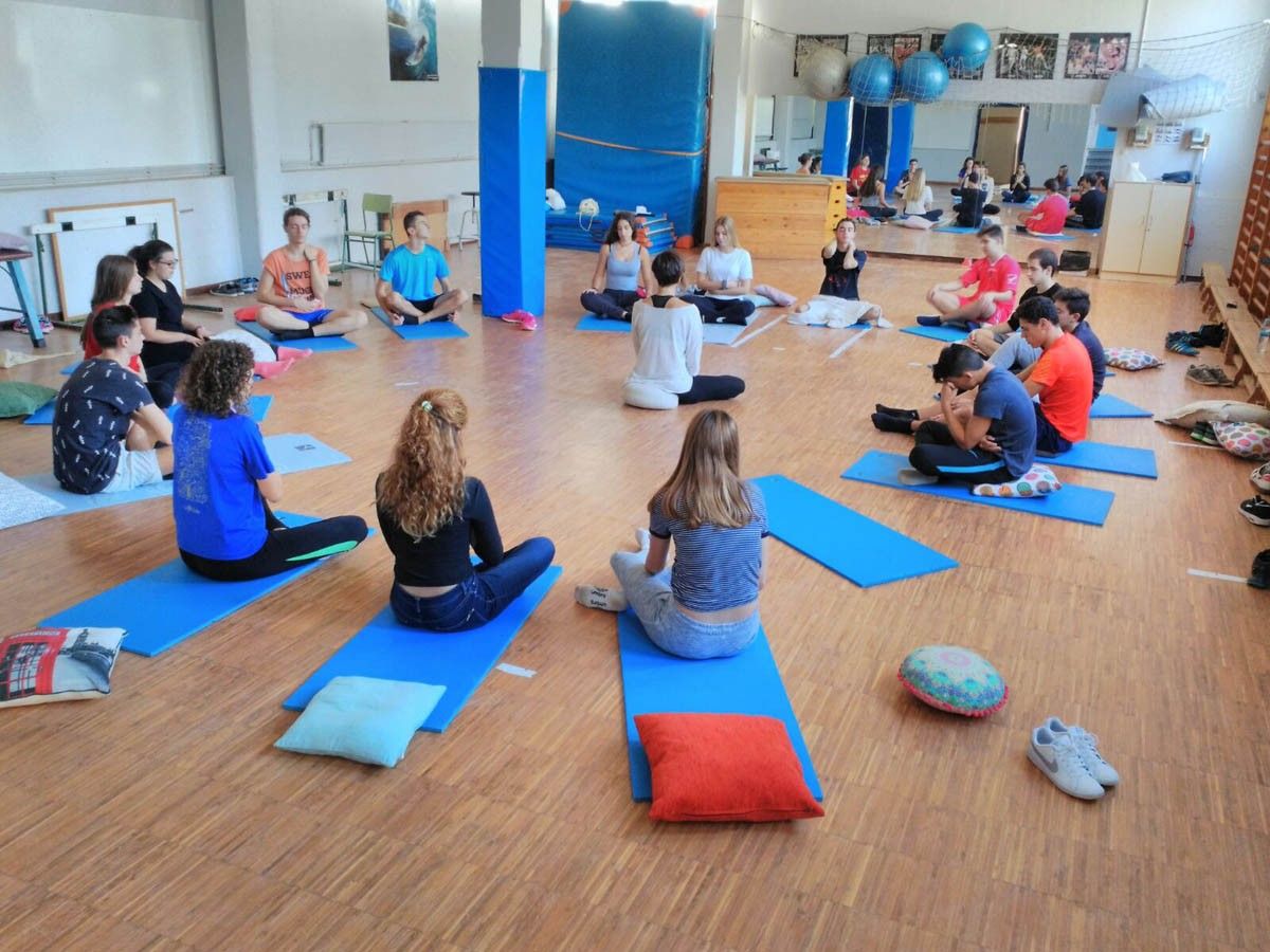 Alumnes de primer de batxillerat de l'IES Baix Montseny en una classe de ioga