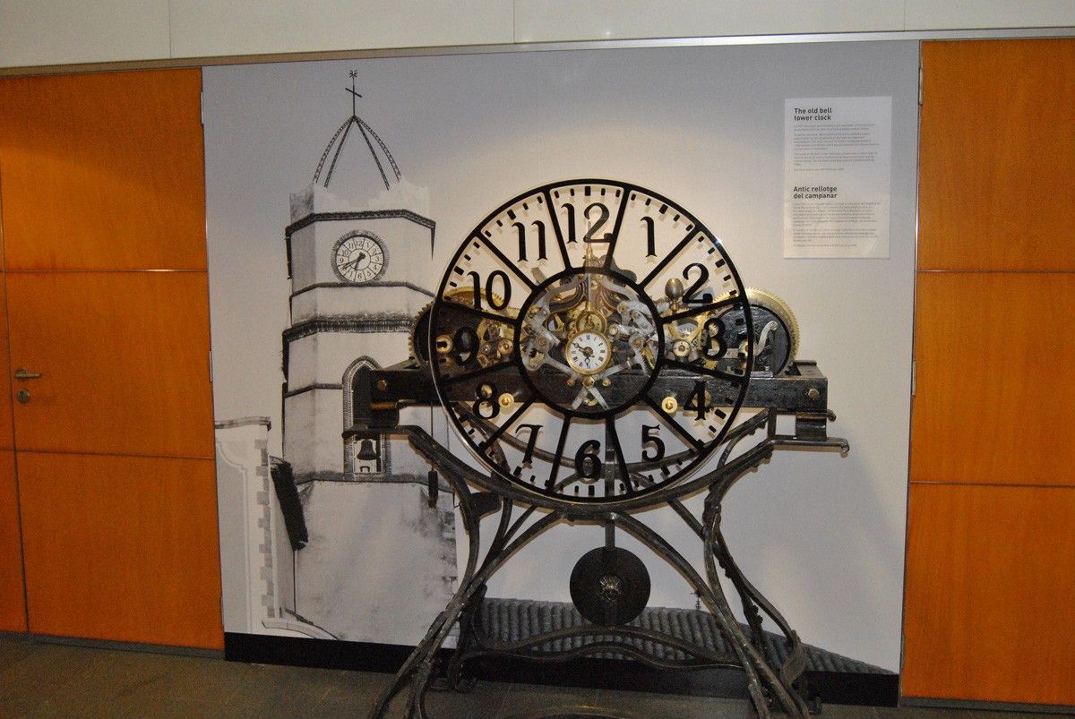 Maquinària de l'antic rellotge del campanar de Llinars del Vallès