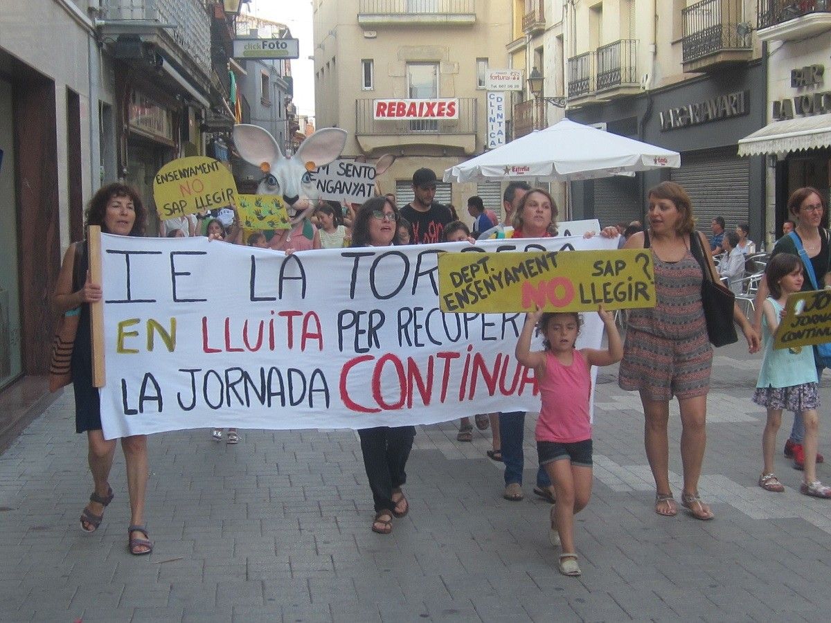 La manifestació de l'IE La Tordera al carrer Major de Sant Celoni aquest diumenge