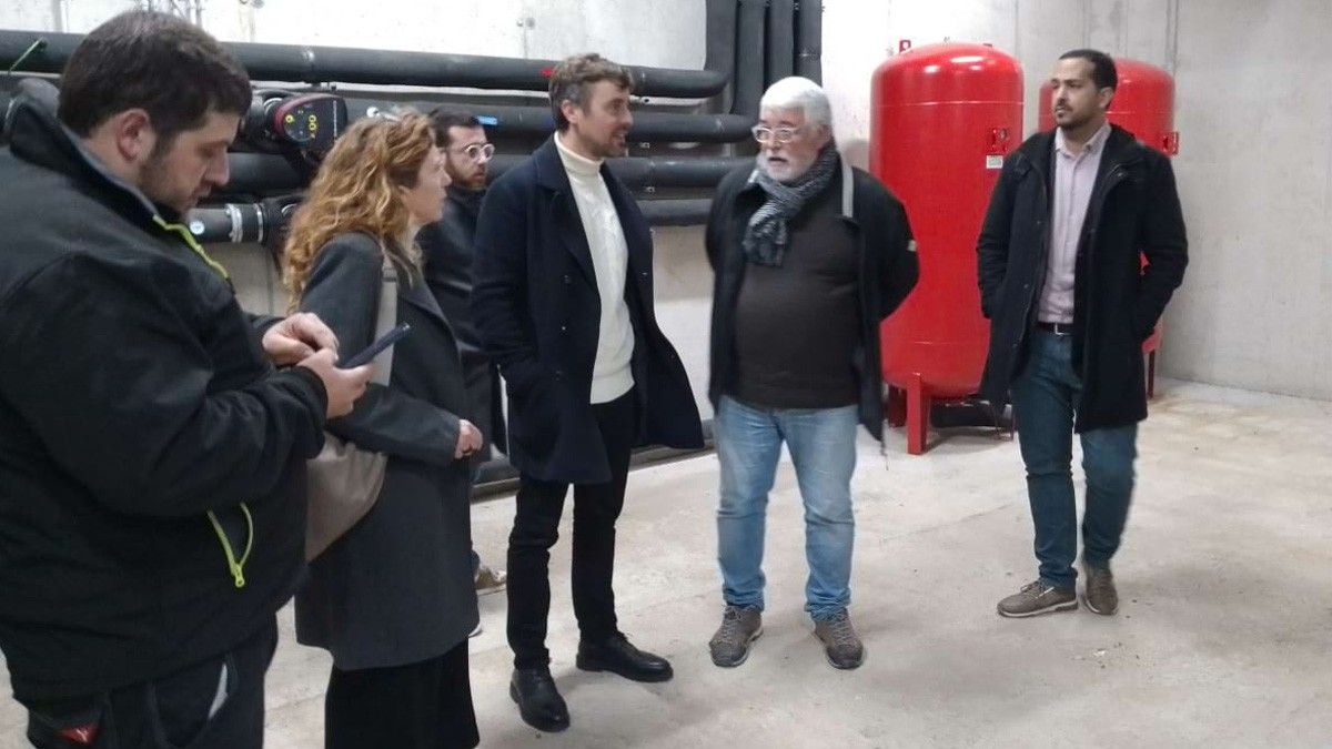 Marc Serra visita la nova caldera acompanyat de Martí Pujol. 
