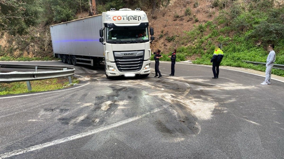 El camió seguint instruccions dels Mossos d'Esquadra