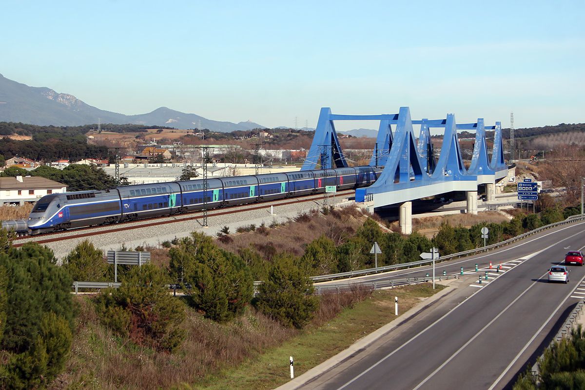 Un tren d'alta velocitat passant pel pont de Llinars del Vallès.