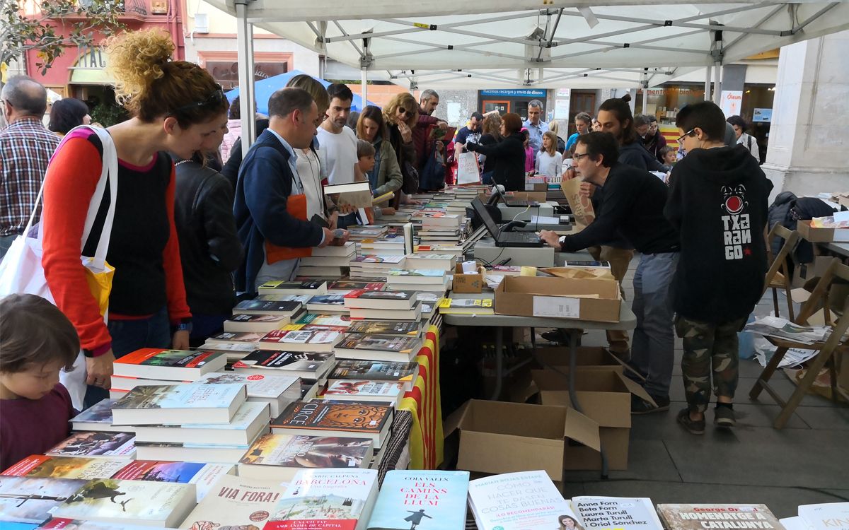 Una parada de llibres per Sant Jordi a Sant Celoni.
