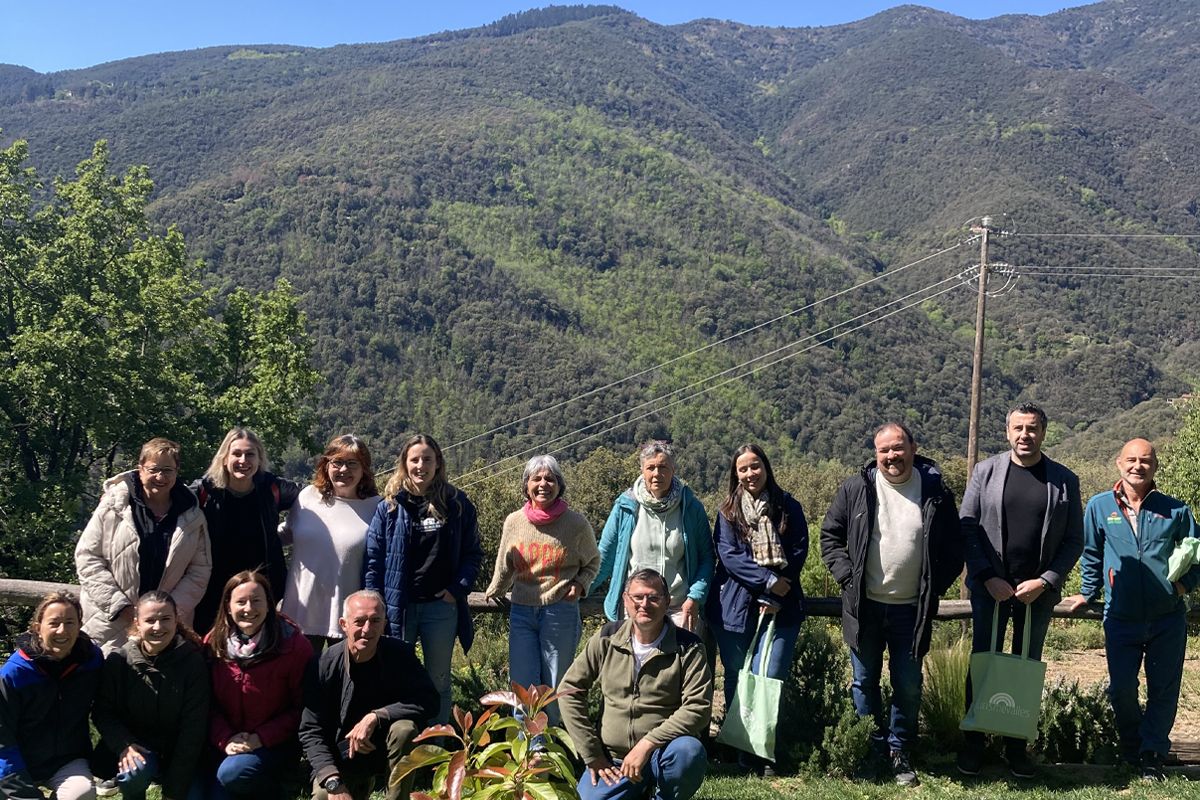 Participants al Programa Punts d'Informació Turística 2024 amb el Montseny de fons.