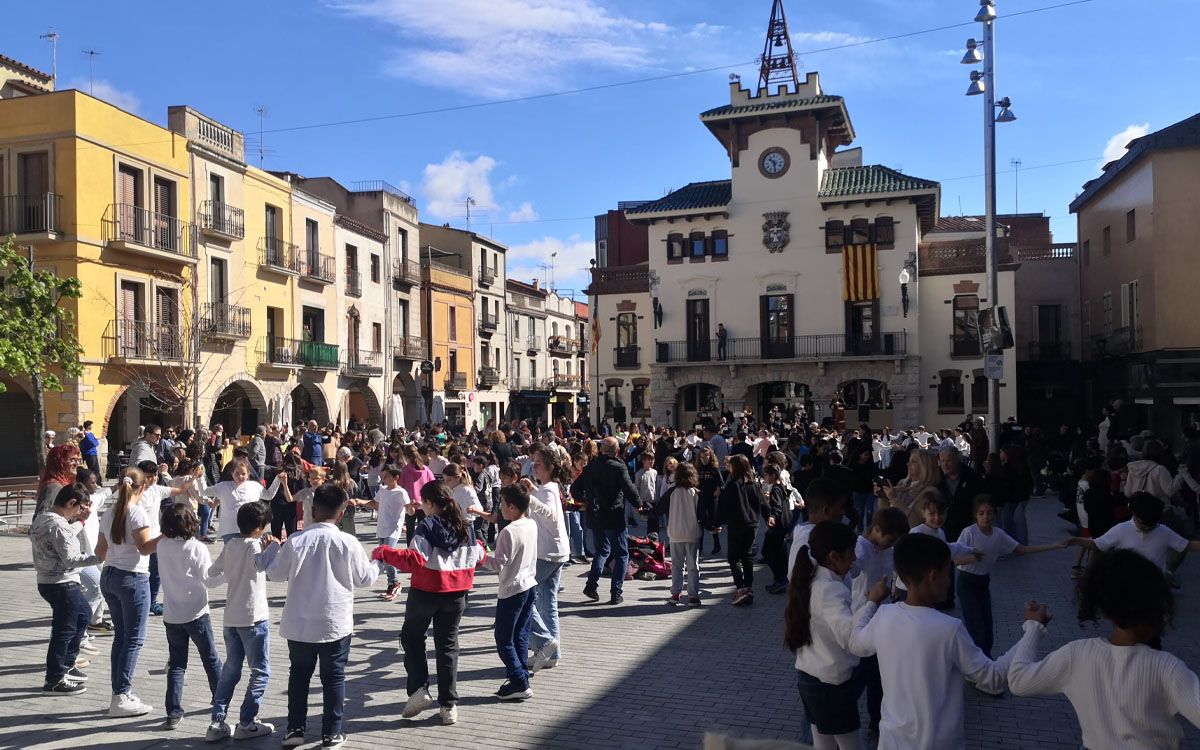 La cloenda del curs de sardanes de les escoles s'ha fet a la plaça de la Vila de Sant Celoni.