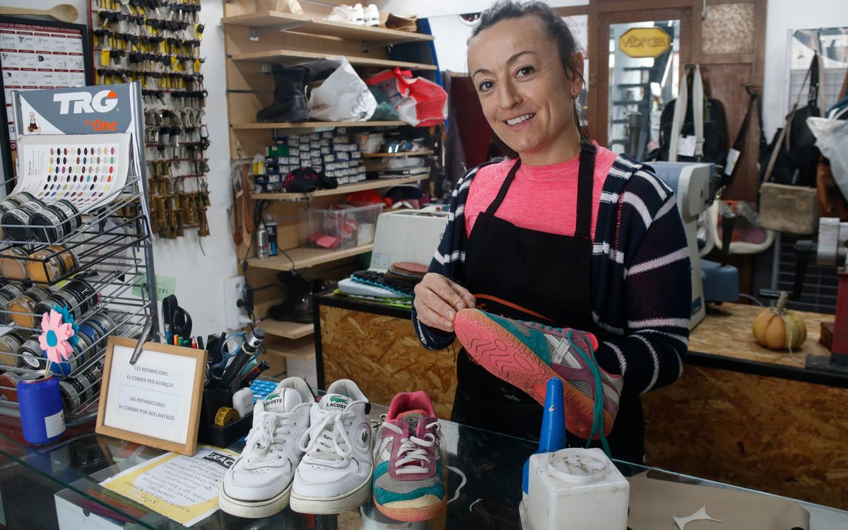Irene Vidanes sabatera des de fa més de 20 anys té negoci a Sant Hilari Sacalm, Ripoll i Palamós.