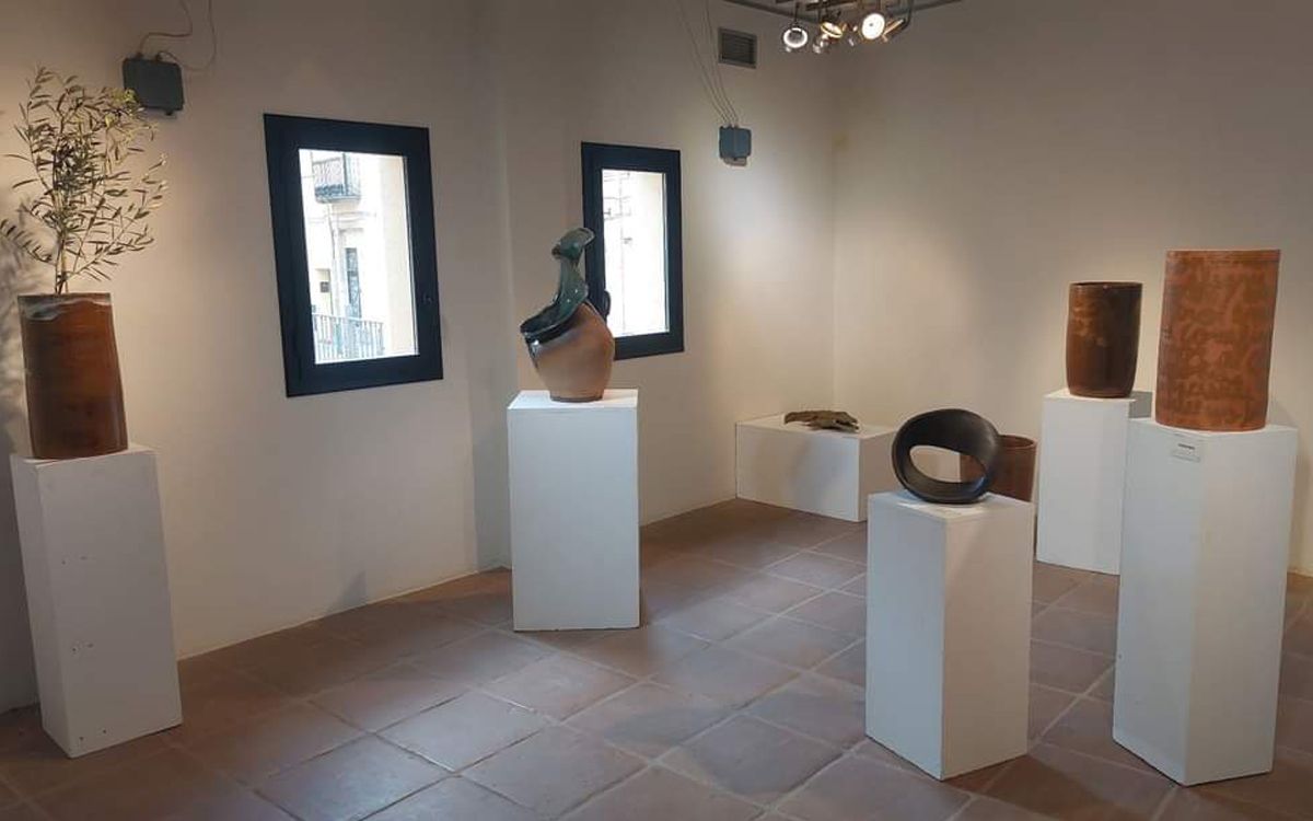 Algunes de les obres exposades al Centre Cultural Els Forns de Breda.