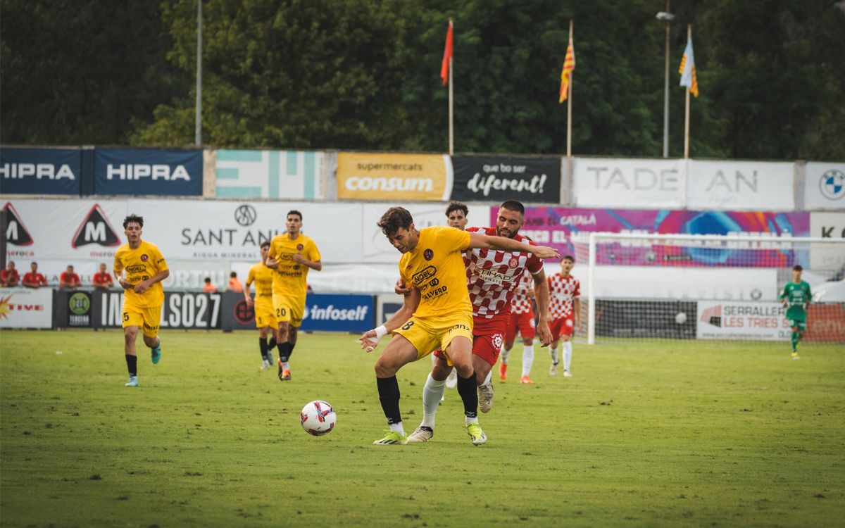 Una jugada del partit entre la UE Olot i el Girona