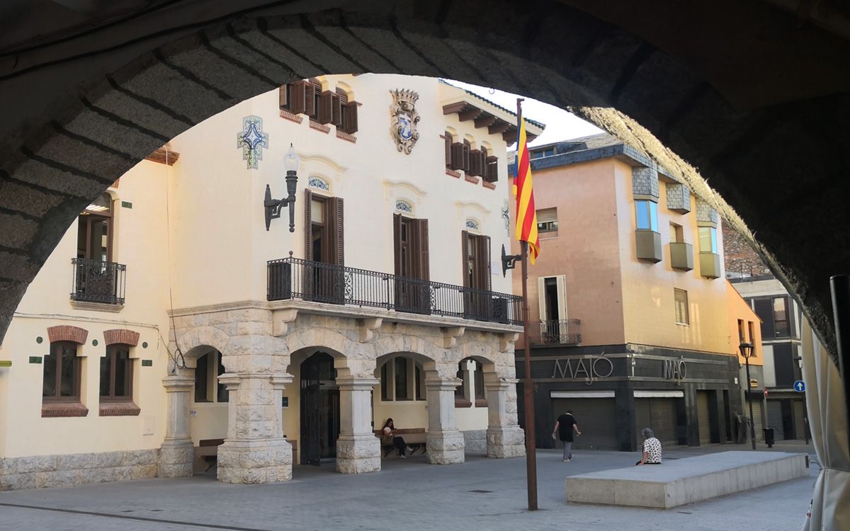Les cases porticades de la plaça de la Vila de Sant Celoni, un element característic.