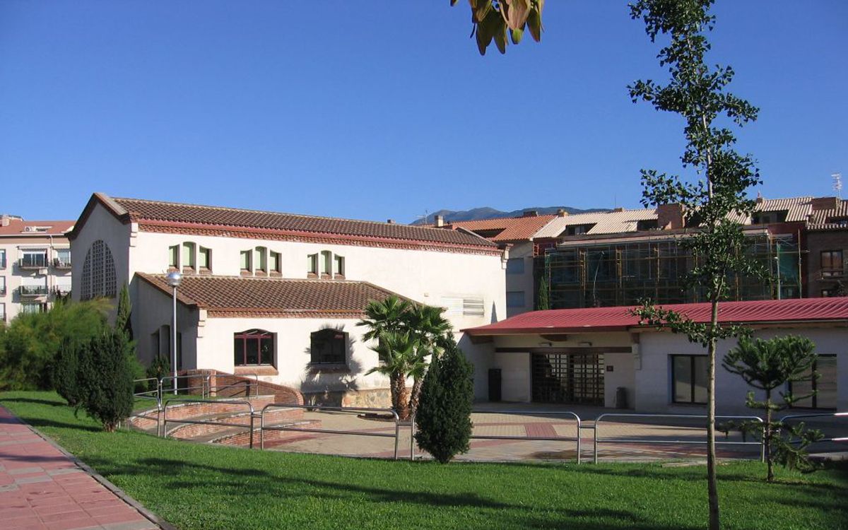 L'antic Escorxador, obra de Jose Domènech i Mansana, és l'actual biblioteca municipal.