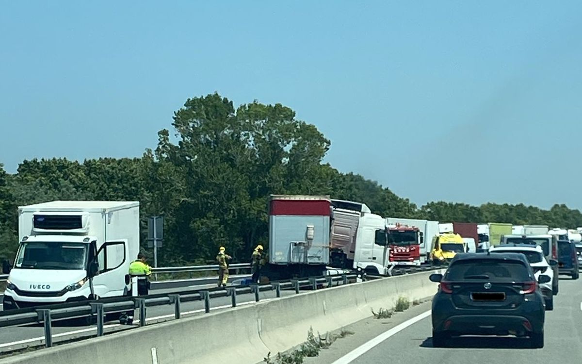 Un camió involucrat en l'accident a l'AP-7 a Llinars del Vallès.