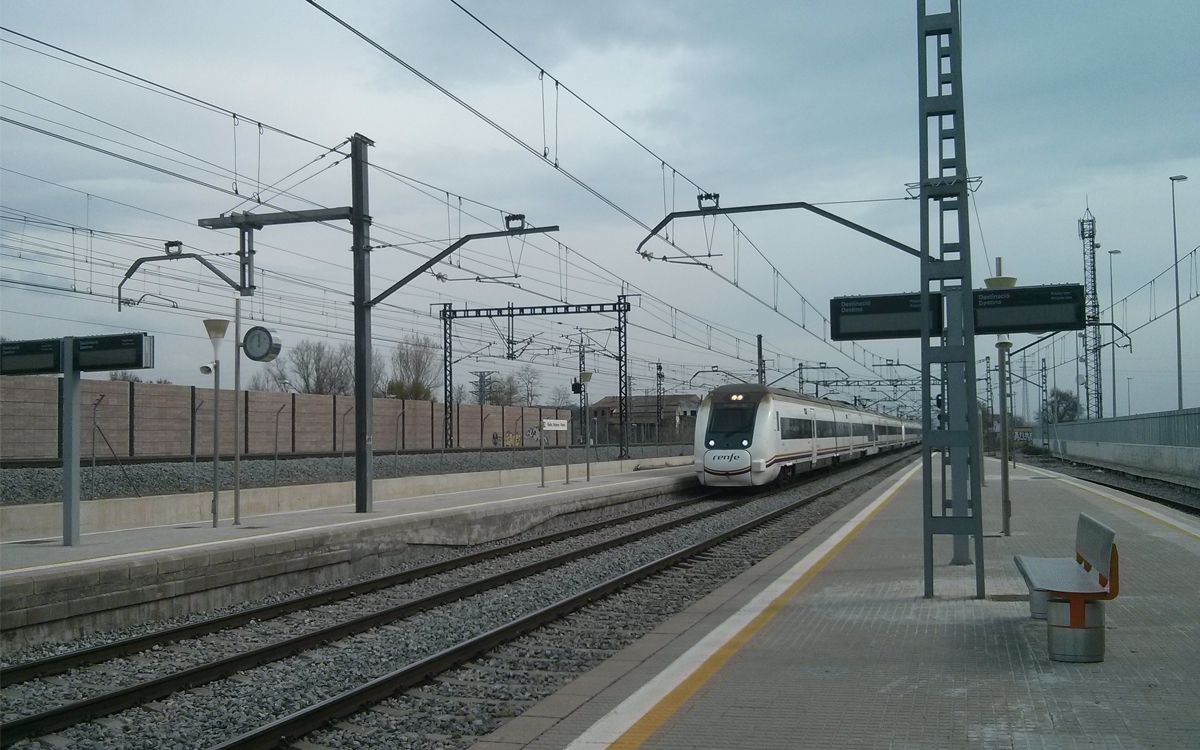 Un tren arriba a l'estació de Riells i Viabrea - Breda