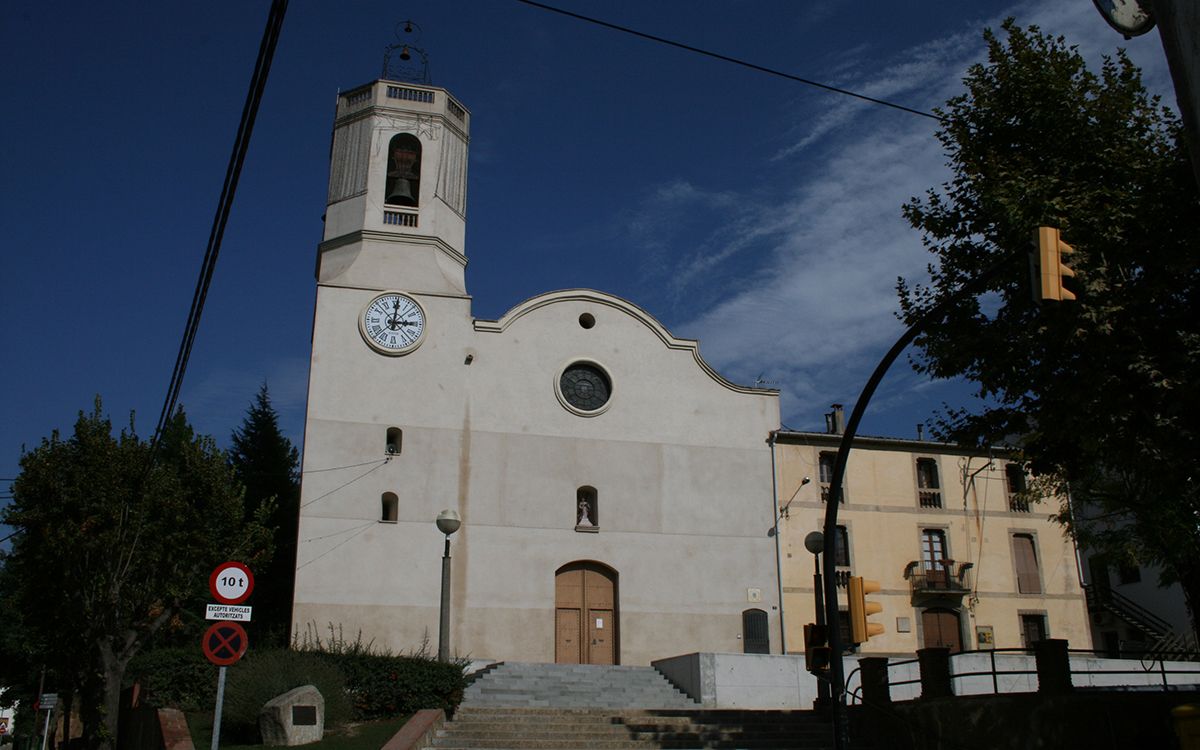 Església Sant Andreu de Vallgorguina on va exercir Narcís Saguer, situada a la plaça de la Vila.