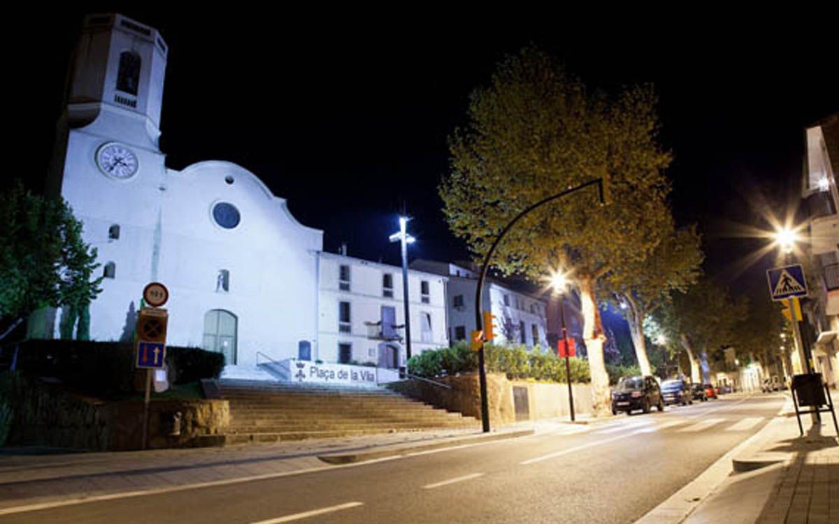 Vista nocturna de la plaça de la Vila de Vallgorguina.