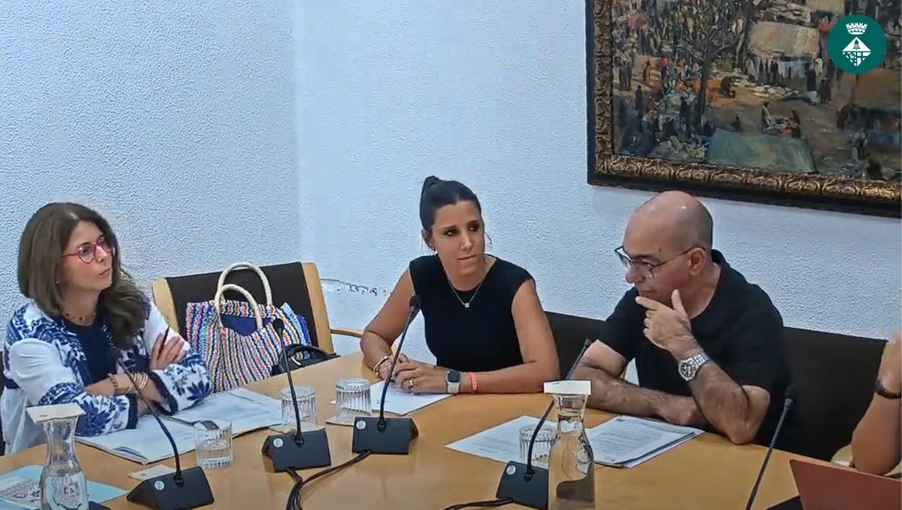 Patricia Román, al centre de la imatge, en el ple de l'Ajuntament de Sant Celoni d'aquest dimecres.