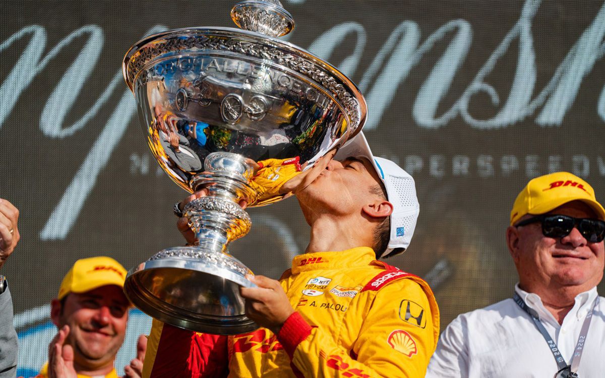 Àlex Palou amb la copa que l'acredita campió de la IndyCar 2024.