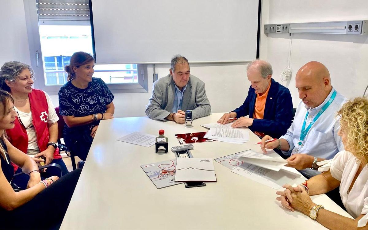 Moment de la signatura del conveni de col·laboració entre la Creu Roja Catalunaya i la Fundació Hospital de Sant celoni.