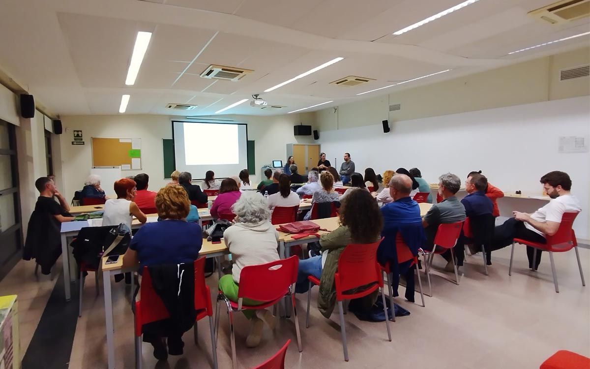 Participants a la primera sessió informativa del Consell per la Llengua Catalana de Llinmars del Vallès.