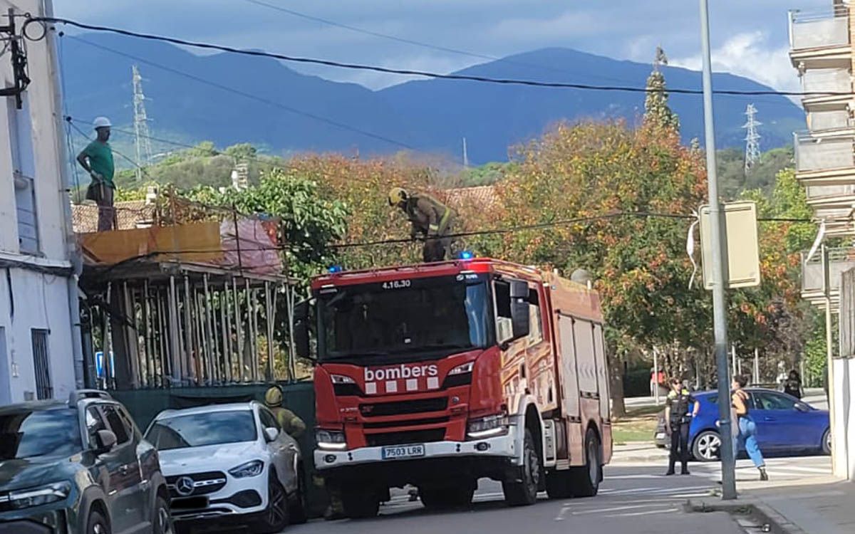 Els Bombers recollint el cable arrossegat