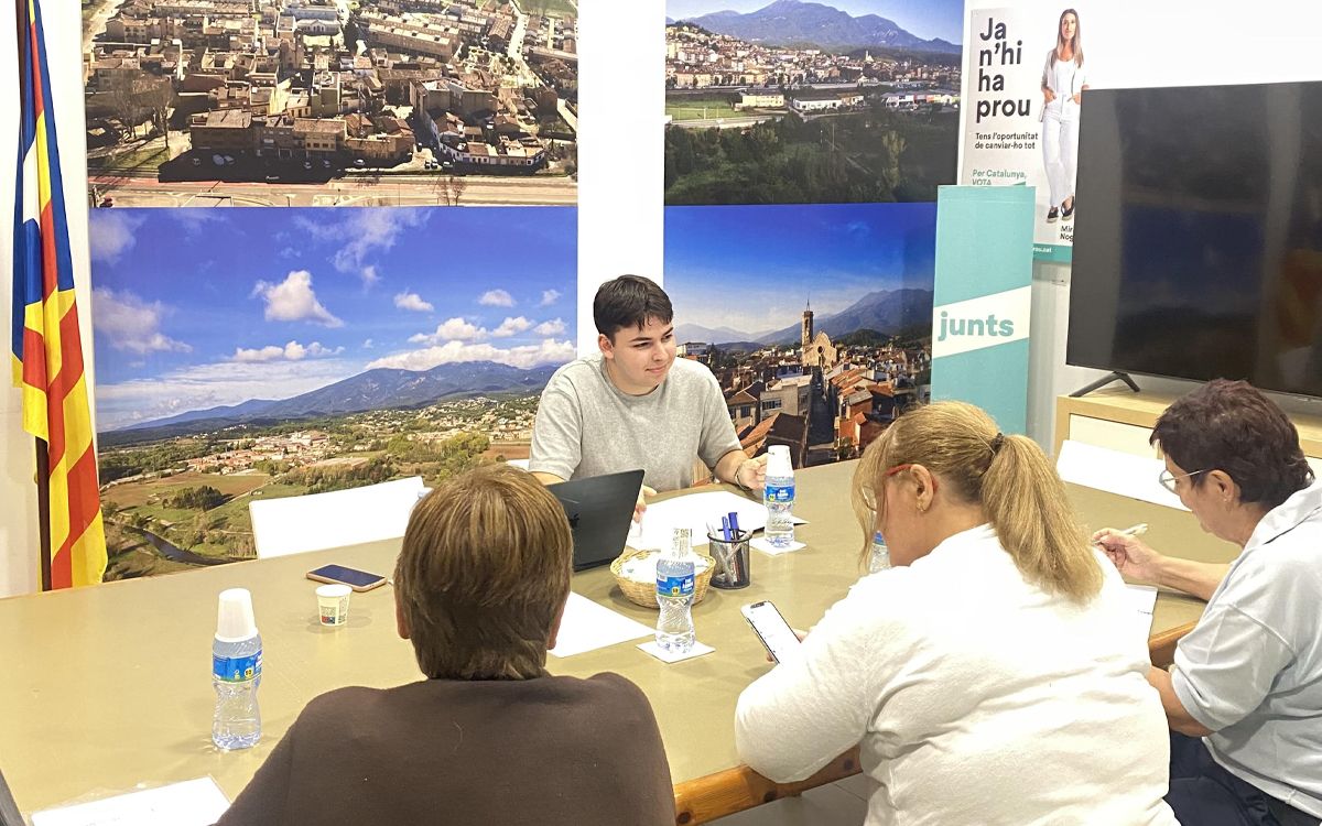 Un moment de la reunió de la Joventut Nacionalista de Catalunya de Sant Celoni amb el Col·lectiu 08470.