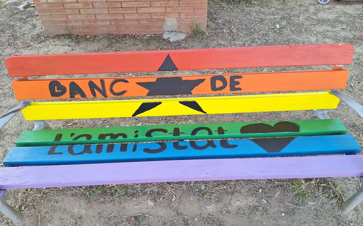 Un dels bancs de l'amistat de l'Escola Montnegre de la Batllòria.