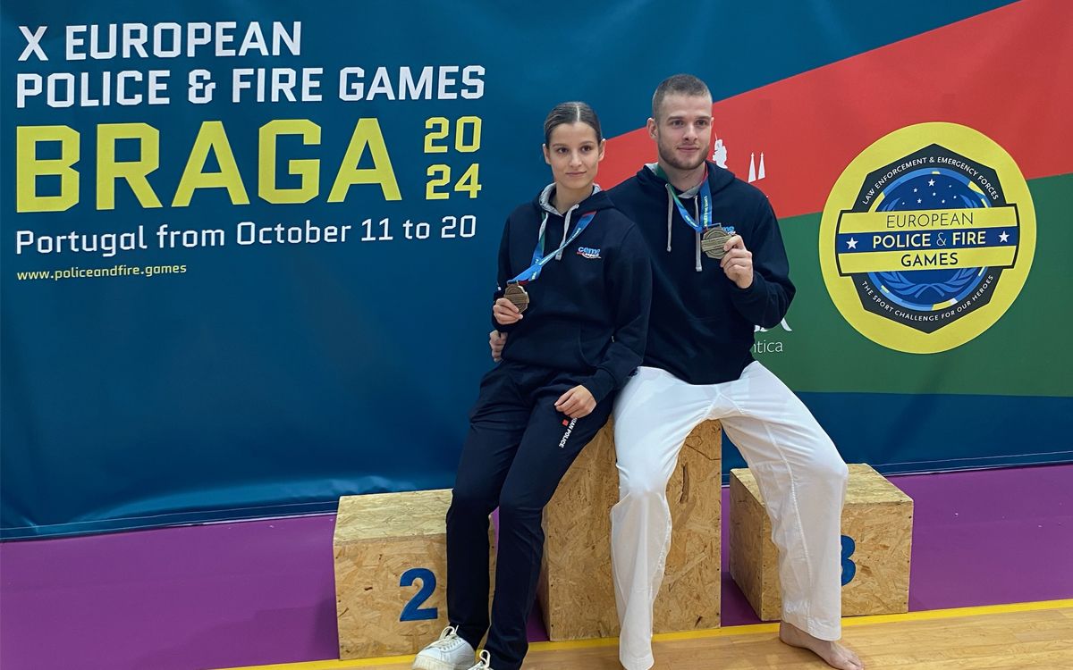 Els germans Judit i Marc Camacho amb la medalla d'or de karate aconseguida als X Jocs Europeus de Policies i Bombers.