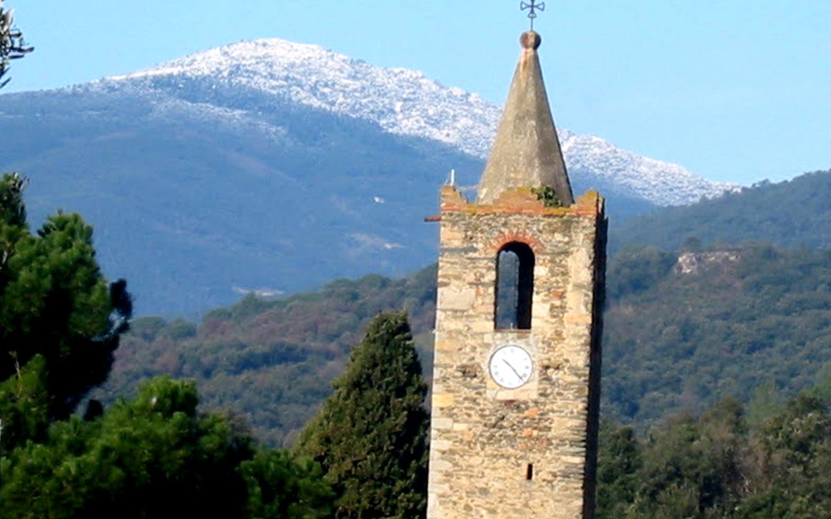 Campanar de l'església de Campins amb el massís del Montseny al fons.