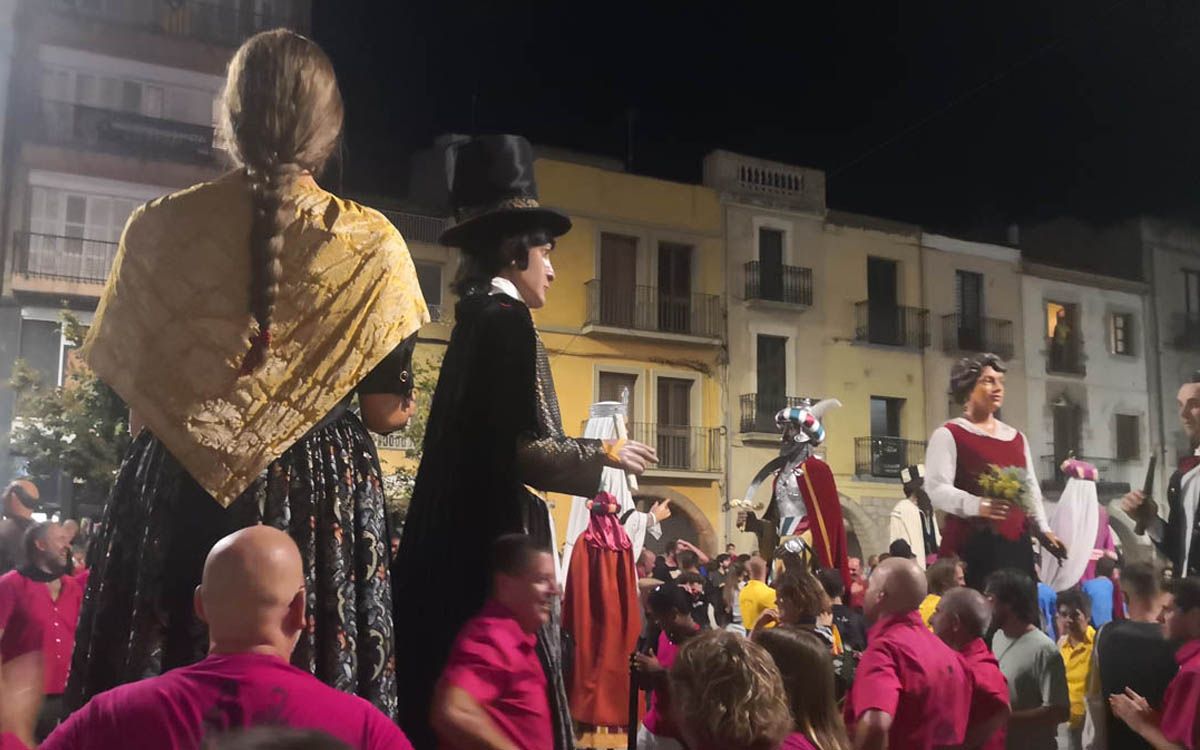 Cercavila nocturna dels geganmts de Sant Celoni per les Festes de Sant Martí.