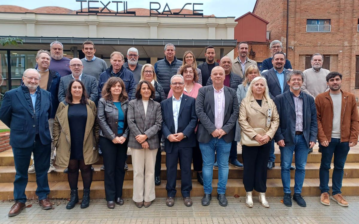 Foto de família del Consell d'Alcaldies, a la porta de la Tèxtil Rase de Cardedeu.