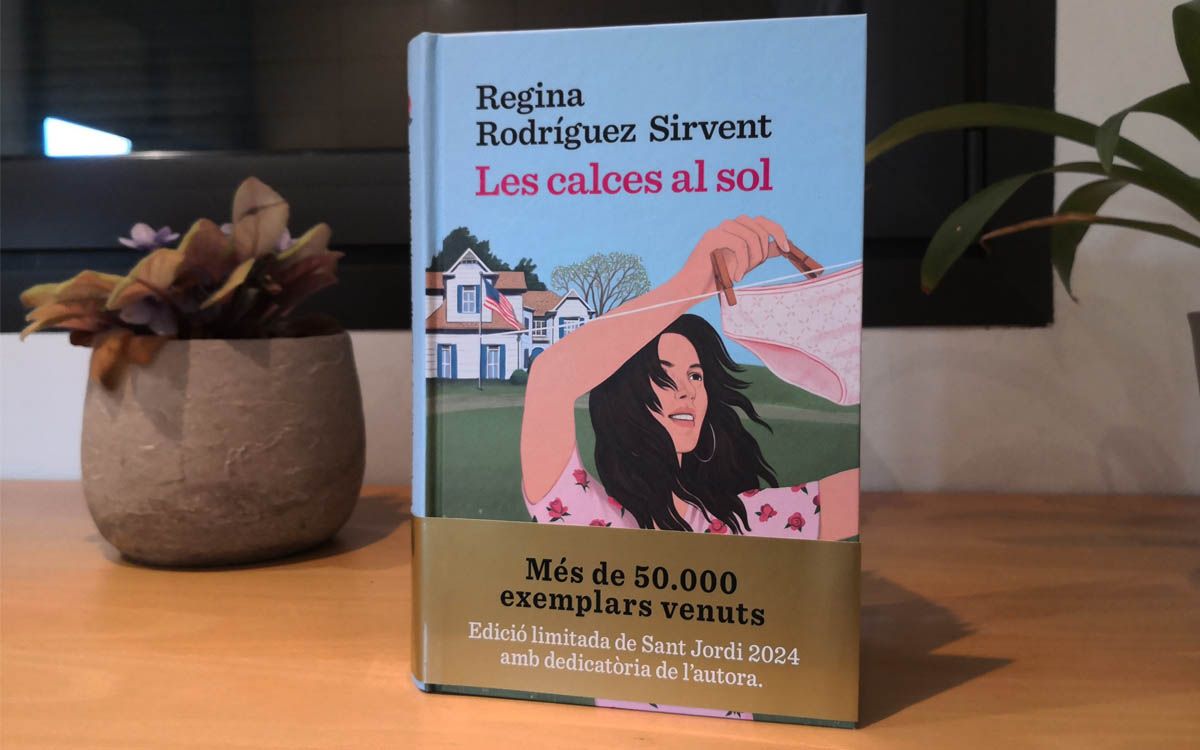 Un exempler de la novel·la «Les calces al sol», de Regina Rodríguez Sirvent.