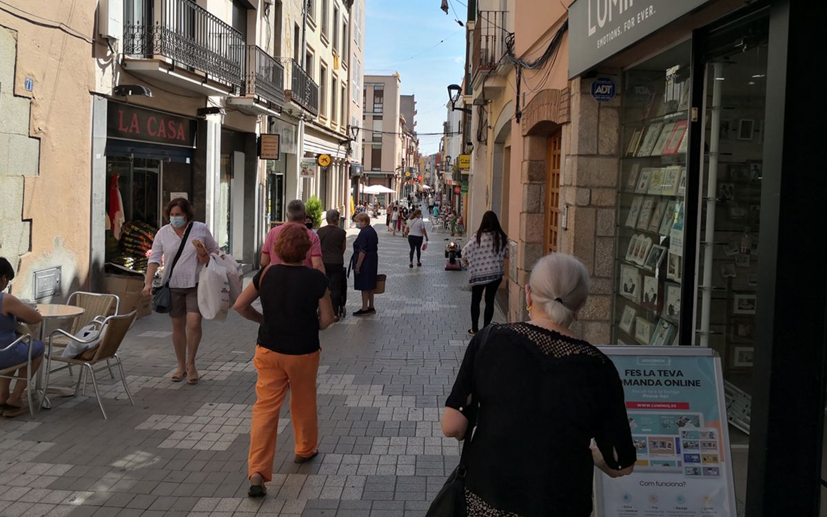 Vianants al carrer Major de Sant Celoni en una imatge d'arxiu.