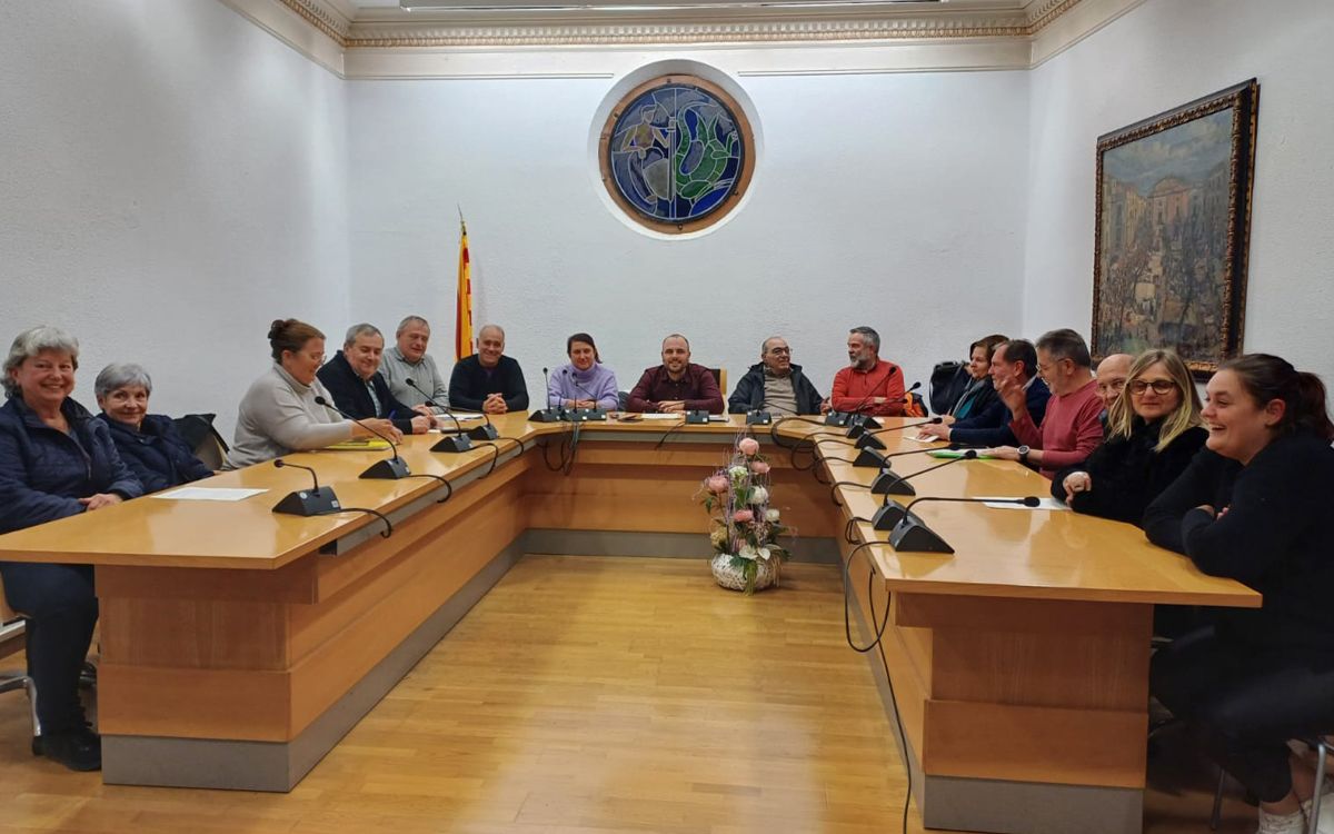 Representants dels barris de Sant Celoni reunits a l'Ajuntament.