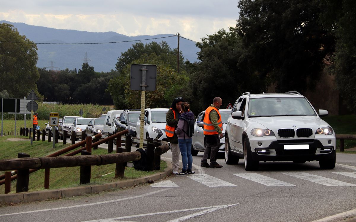 Cua de vehicles accedint al Punt d'Informació del Parc Natural del Montseny a Fogars de Montclús.