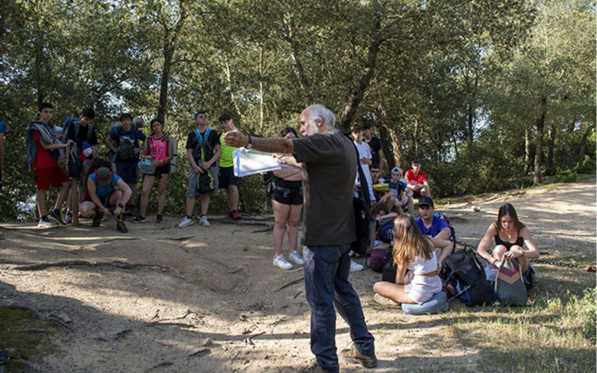 Joan Manuel Riera fent un servei comunitari amb l'Institut els Roures de Dosrius (2022).