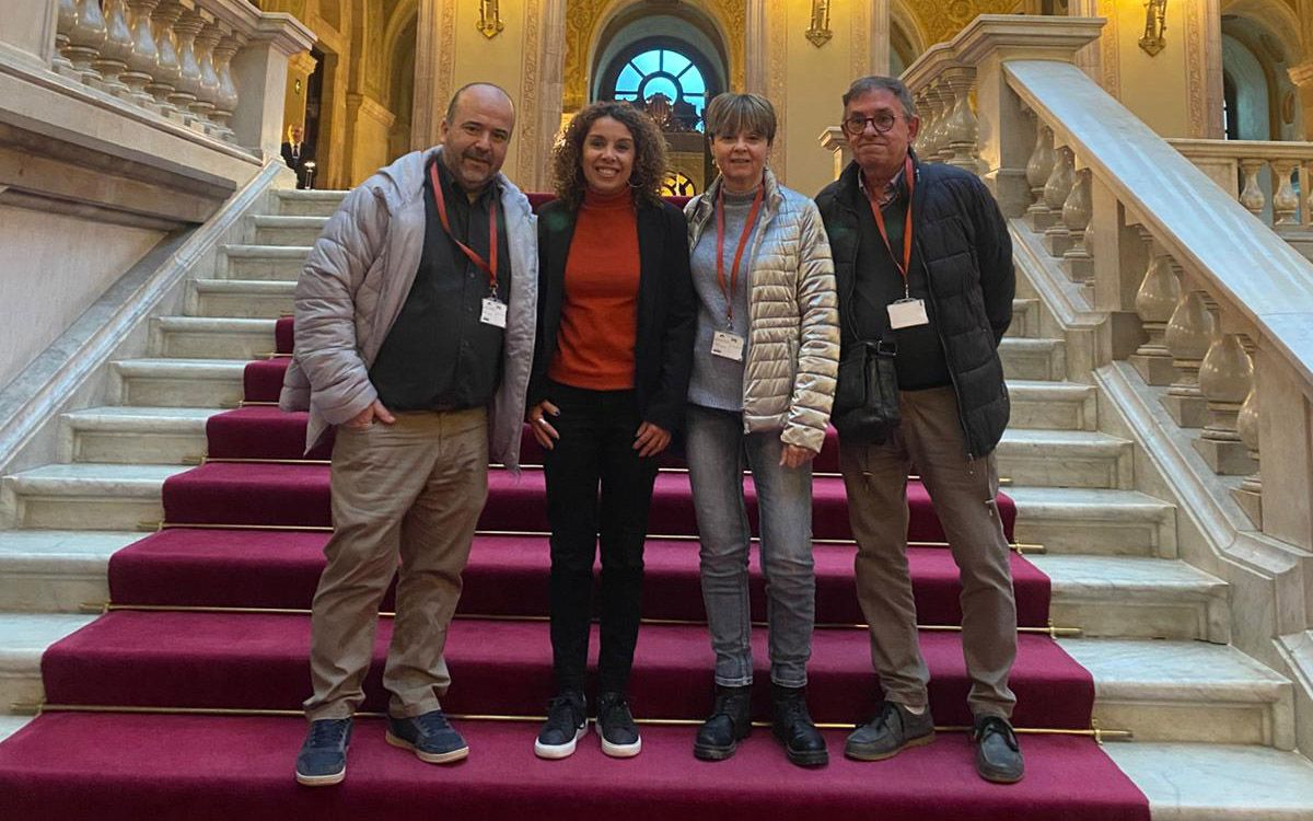 La diputada Laia Cañigueral (al centre) amb l'alcalde de Sant Feliu de Buixalleu, Xavier Santos (esquerra de la foto), i dos regidors més del consistori del municipi del Baix Montseny.