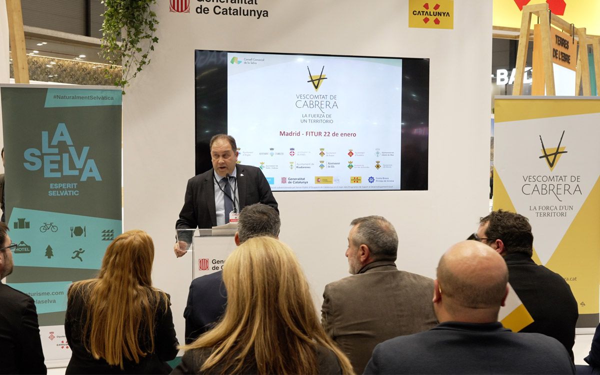 El conseller responsable del projecte Vescomtat de Cabrera del Coinsell Comarcal de la Selva, Albert Sanz, explica la ruta turística a FITUR.