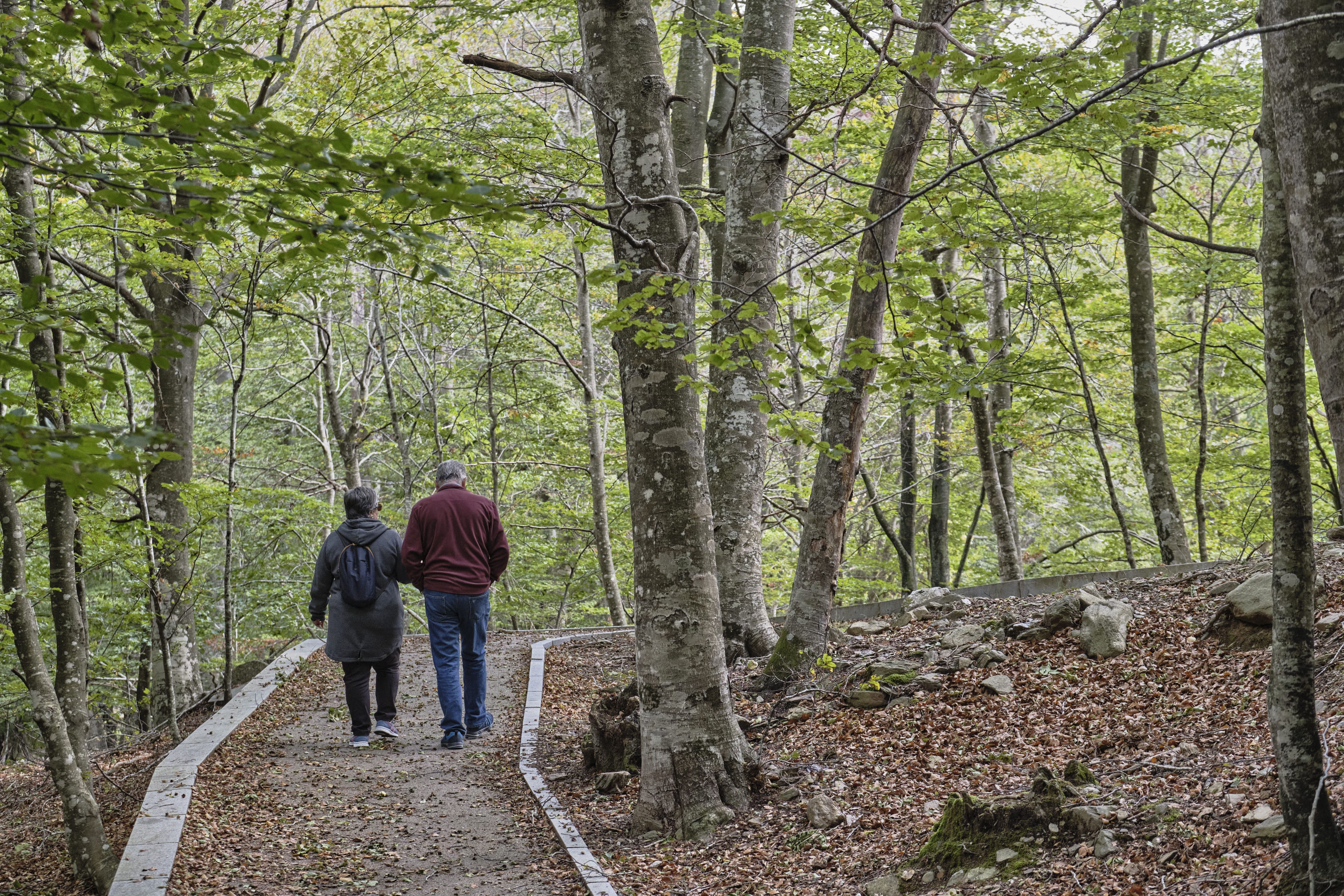 Una parella a l'Itinerari de la Font del Frare, a Santa Fe