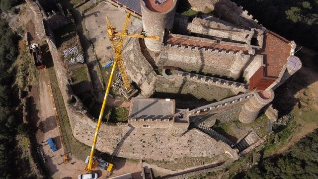 Els operaris van comptar amb la participació d'una gran grua mòbil autopropulsada amb un braç articulat de gairebé 50 metres de longitud.