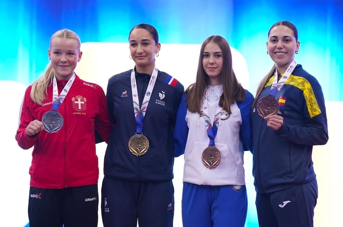 Júlia Just amb la medalla de bronze a l'esquerra de la fotografia.