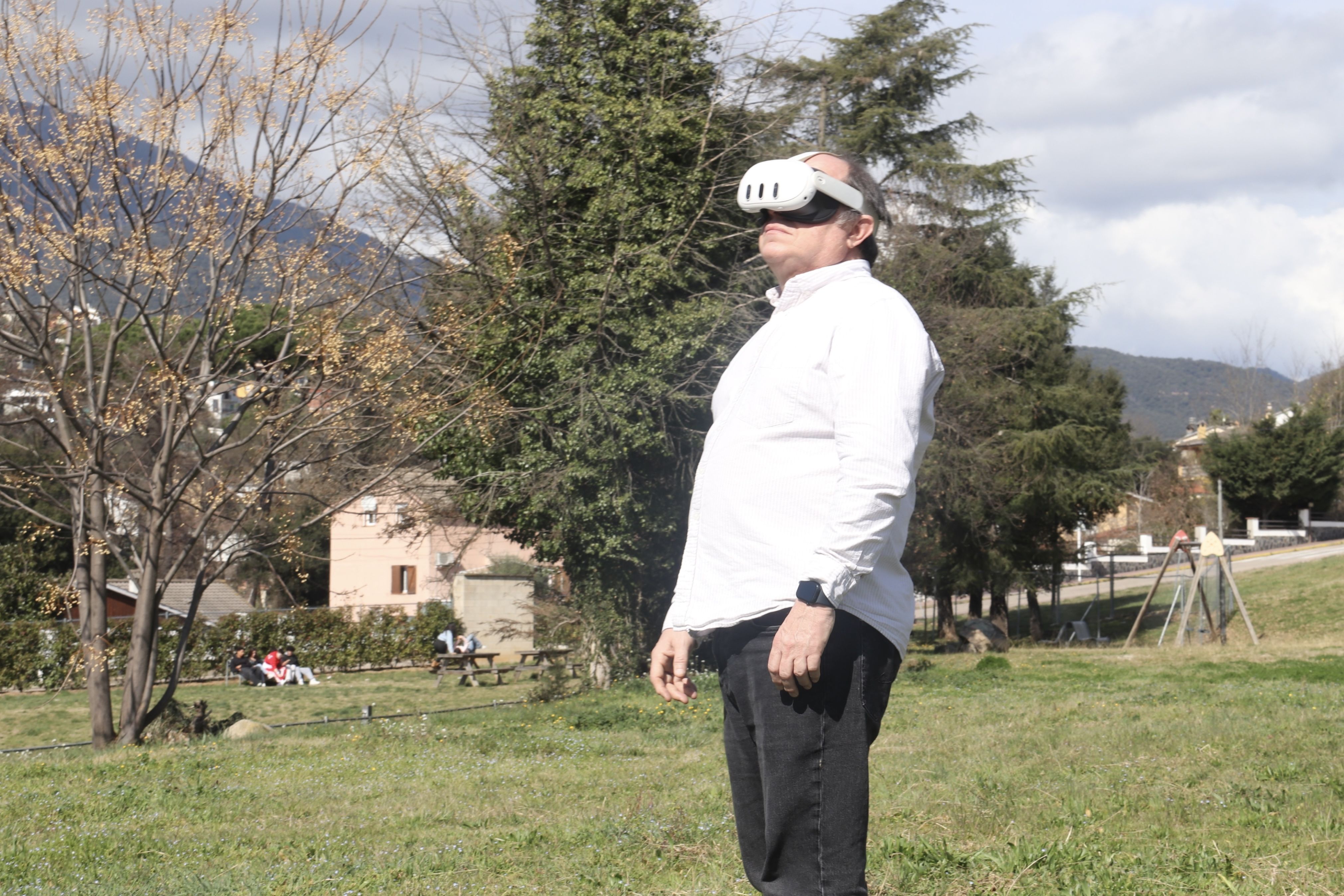 Un usuari amb ulleres de realitat virtual al Meta Park de Riells i Viabrea.