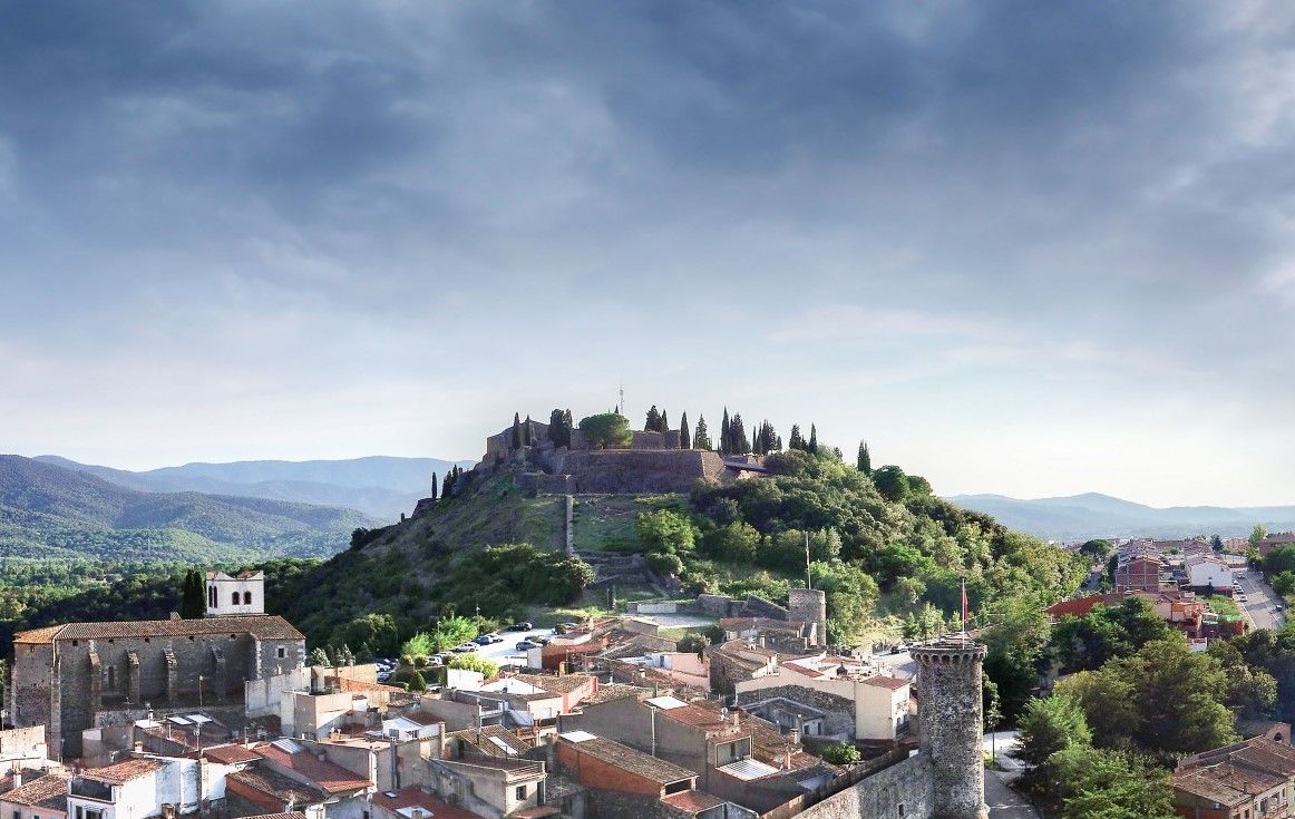 El volcà d'Hostalric amb el Castell Medieval.