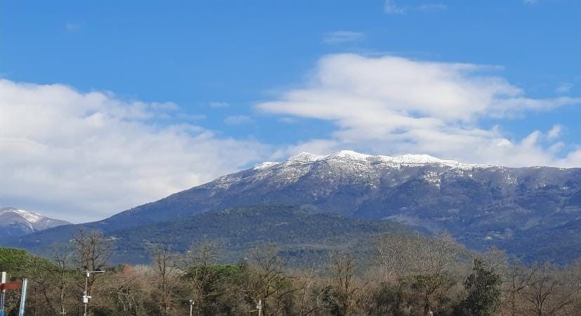 Vista de neu al Montseny des de Sant Esteve de Palautordera.