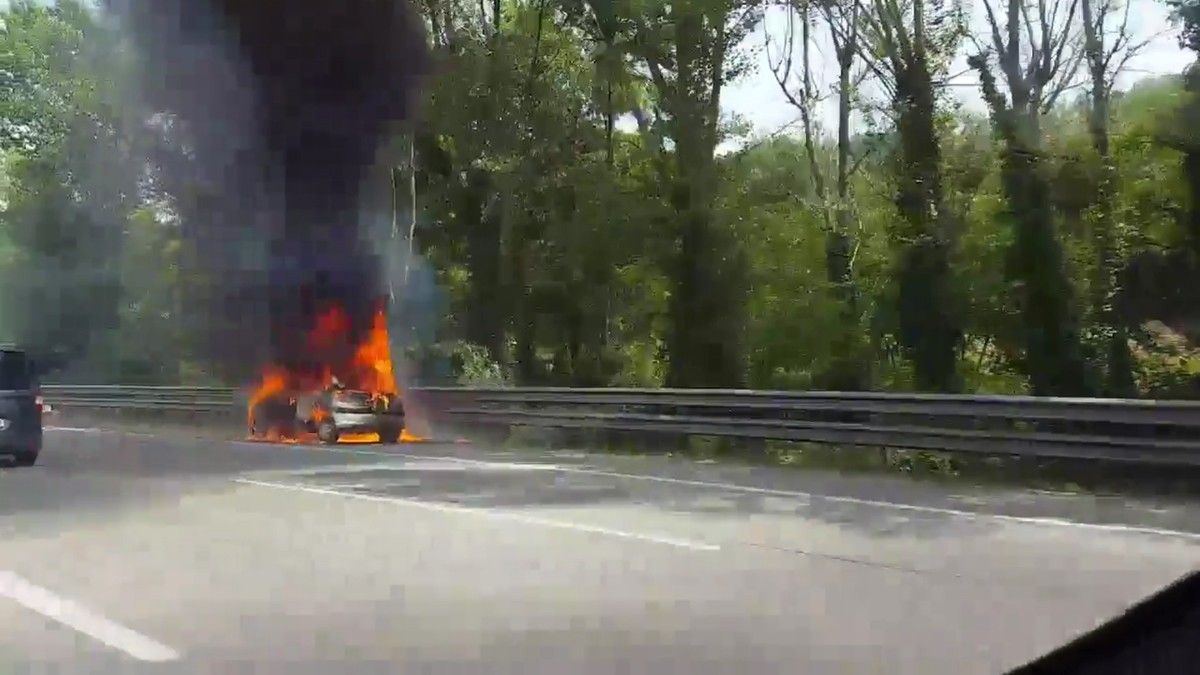 Un cotxe incendiat a l'AP-7 a Vallgorguina